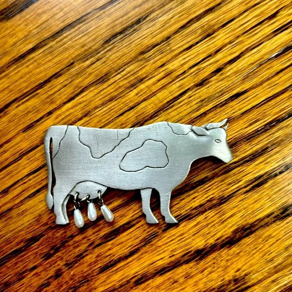 Vintage dairy COW pin/brooch signed JJ silver tone w/ pearl utters. - Picture 1 of 3